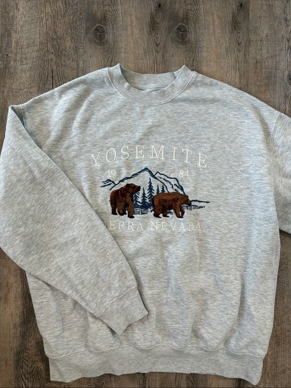 Lazy Sunday Yosemite Sierra Nevada Bear Crewneck Sweatshirt - Light Gray